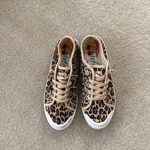 New blowfish sneakers size 7
